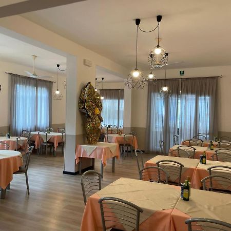 Hotel Vera Чезенатико Екстериор снимка